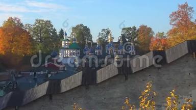 古老的神圣休眠普斯科夫-佩切斯克修道院，10月上午.. 佩乔拉